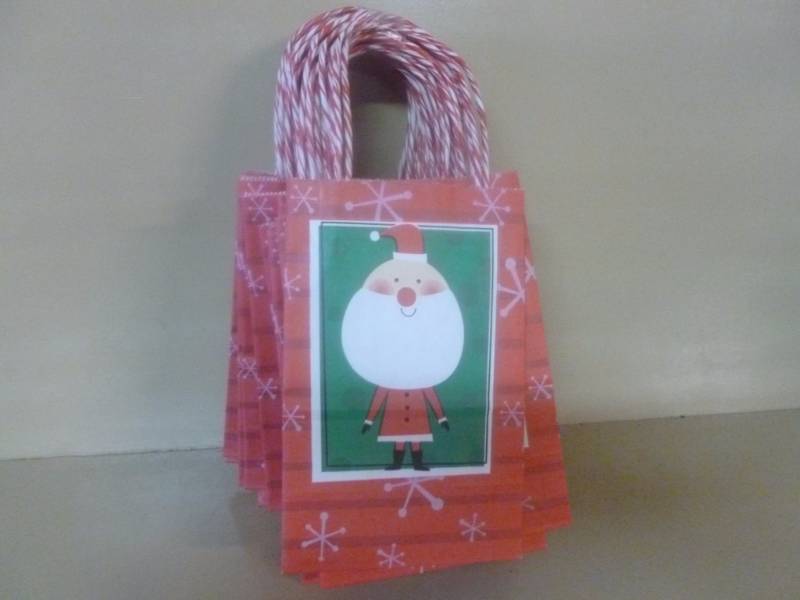 lot 141 image: New Holiday Gift Bags