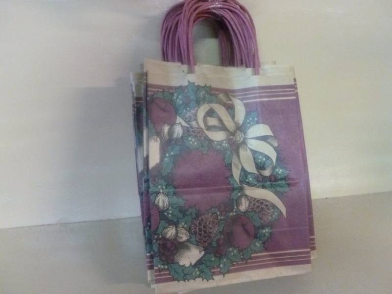 lot 142 image: New Holiday Gift Bags