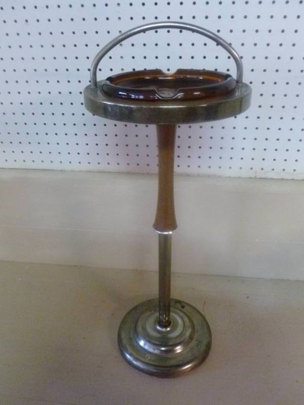 lot 174 image: Vintage Smoke Stand