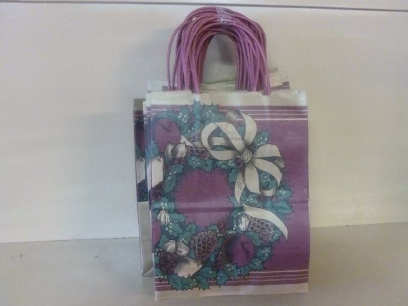lot 182 image: New Holiday Gift Bags