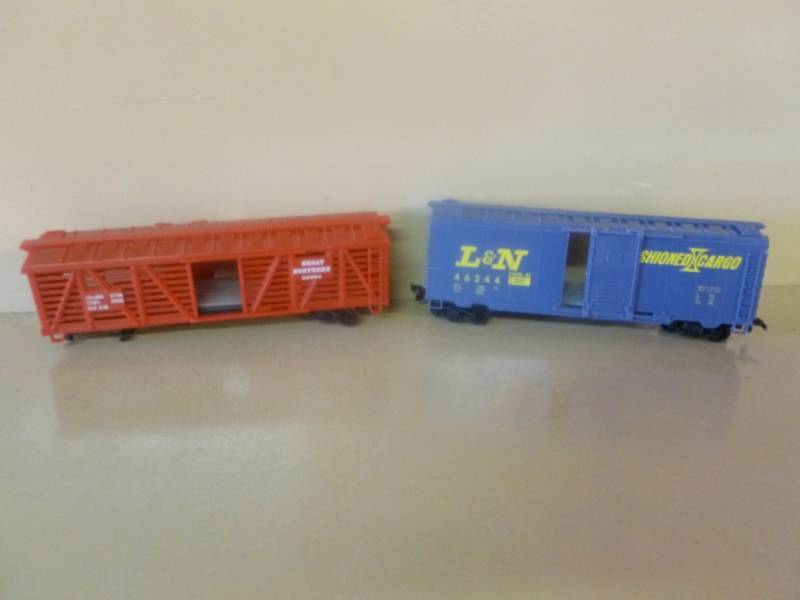 lot 190 image: HO Scale Train Cars