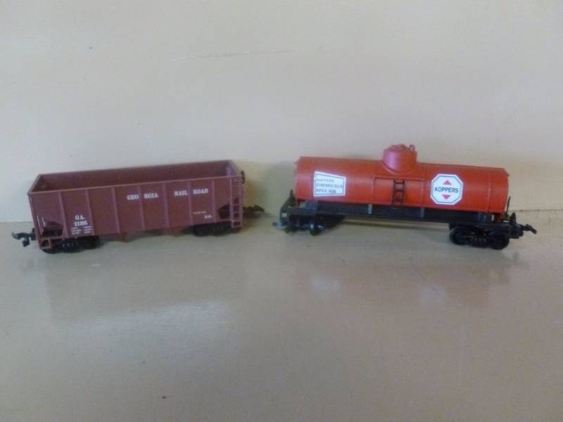 lot 191 image: HO Scale Train Cars