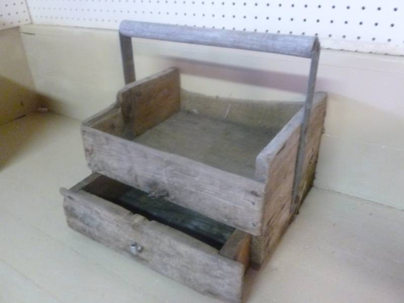 lot 202 image: Vintage Carpenters Box