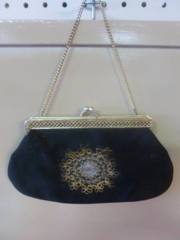 lot 239 image: Vintage Coin Purse