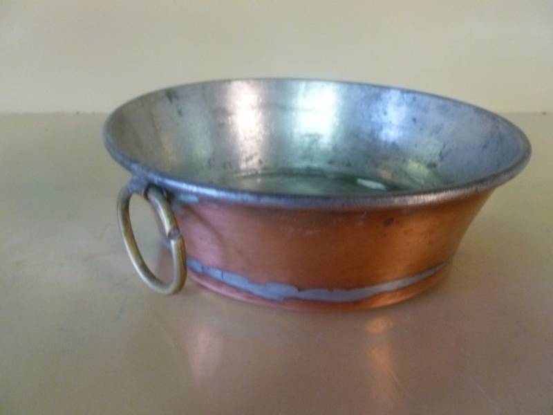 lot 246 image: Vintage Bean Dish