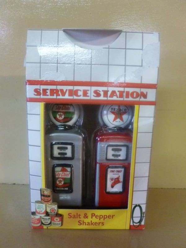 lot 289 image: Texaco Salt & Pepper Shakers