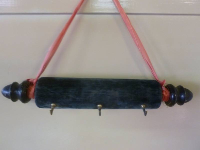lot 323 image: Vintage Key Rack