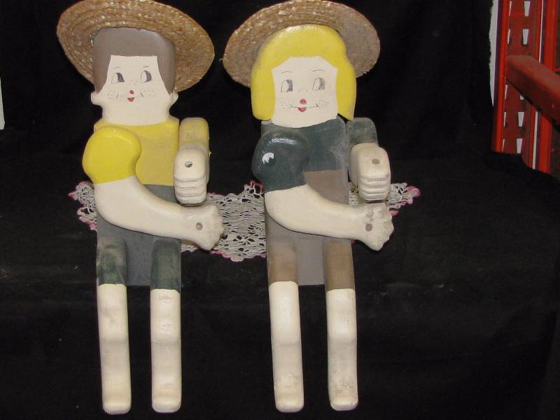 BoyGirl wood Figurines