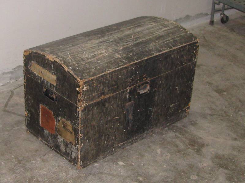 Wood Hump Back Trunk