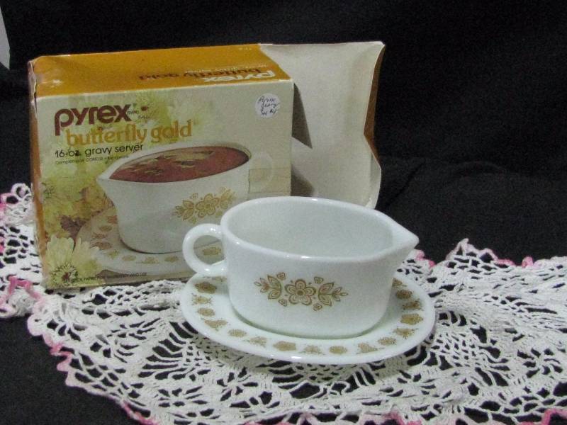 Pyrex Gravy Boat wPlate in box