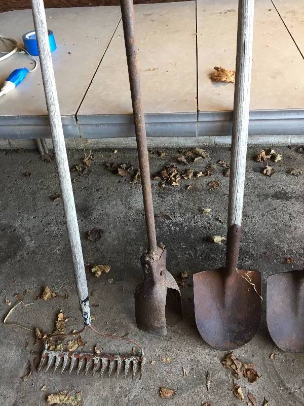 lot 4 image: POST HOLE DIGGER SHOVELS