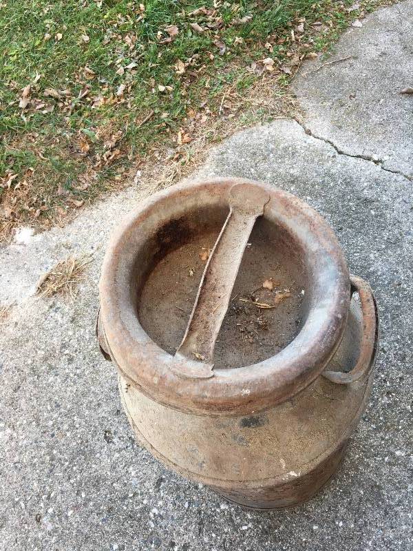 lot 6 image: MILK CAN