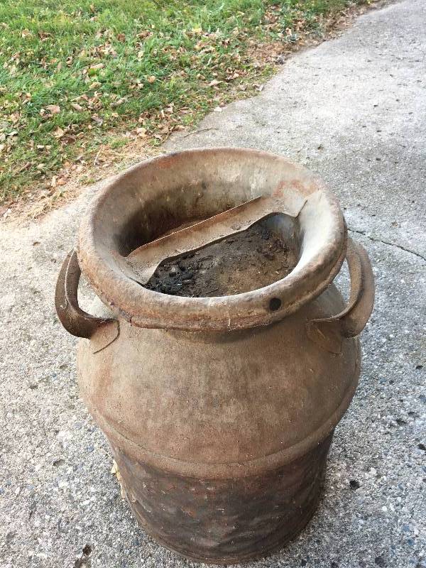 lot 10 image: MILK CAN