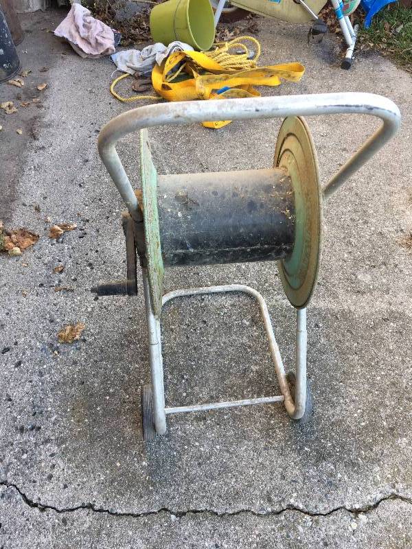 lot 19 image: HOSE REEL AND CART