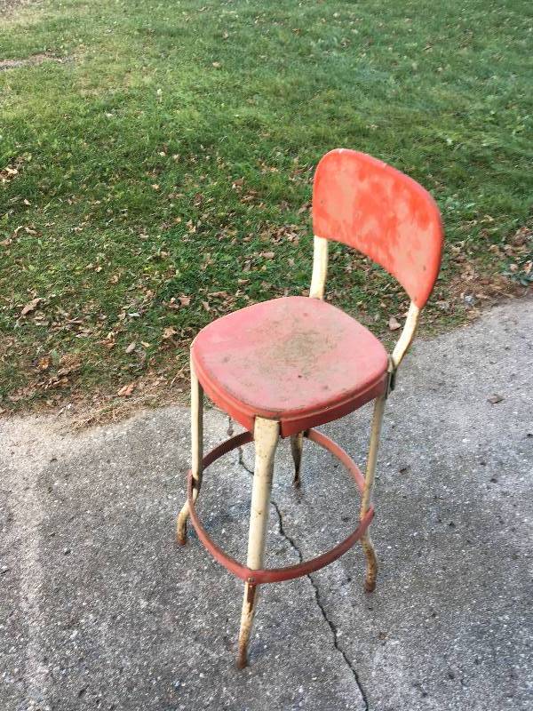 lot 21 image: VINTAGE STOOL