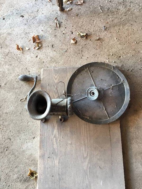 lot 25 image: MEAT GRINDER ATTACHED TO BOARD