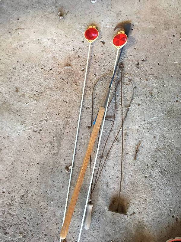 lot 28 image: VINTAGE RUG SWATTER AND DRIVEWAY MARKERS