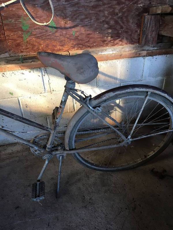 lot 30 image: OLD BIKE