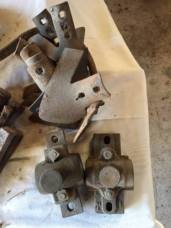 lot 33 image: CHISELS AND OIL AXLE HOLDERS