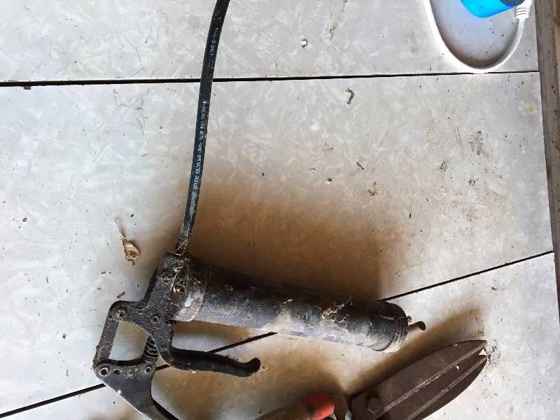 lot 51 image: CLIPPERS AND GREASE GUN