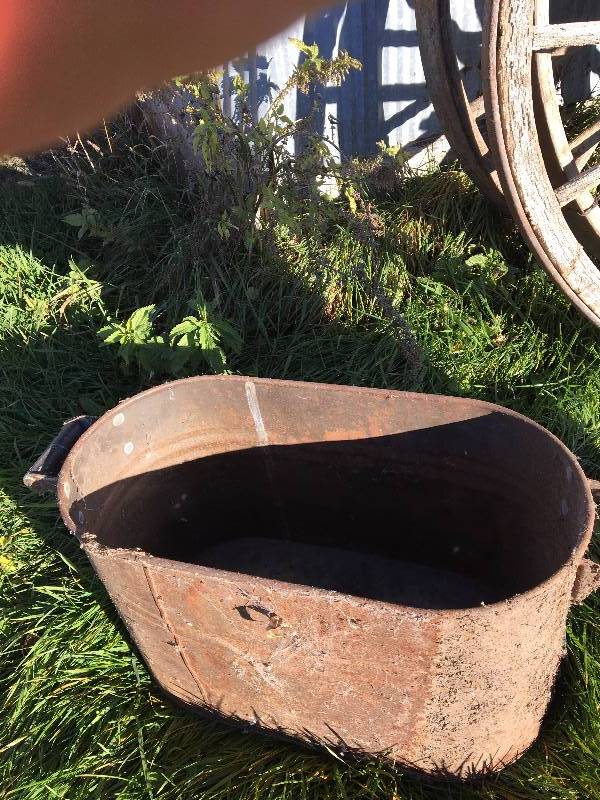 lot 54 image: OLD METAL TUB