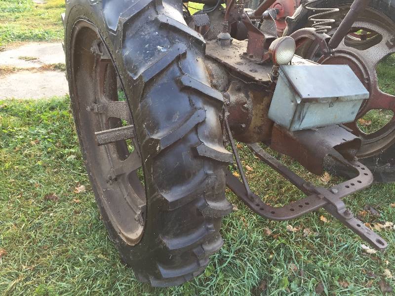 lot 73 image: INTERNATIONAL H TRACTOR