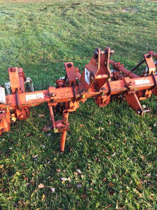 lot 82 image: ALLIS AND CHALMERS IMPLEMENT