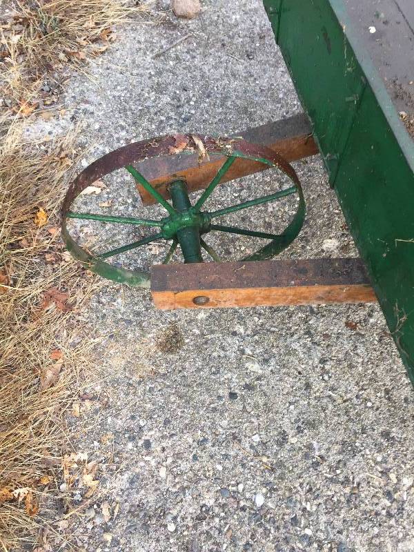 lot 87 image: ANTIQUE HAY WHEELBARROW WITH STEEL WHEEL