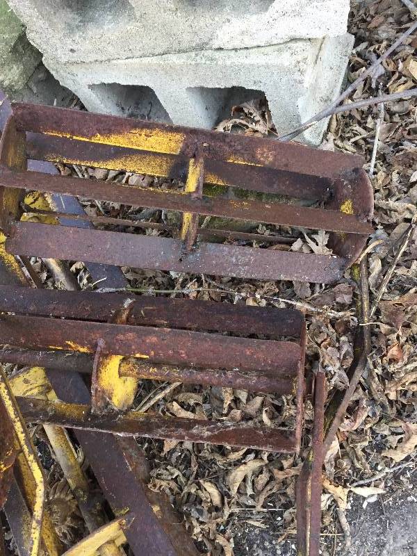 lot 89 image: 6 LEVELERS FOR IMPLEMENT