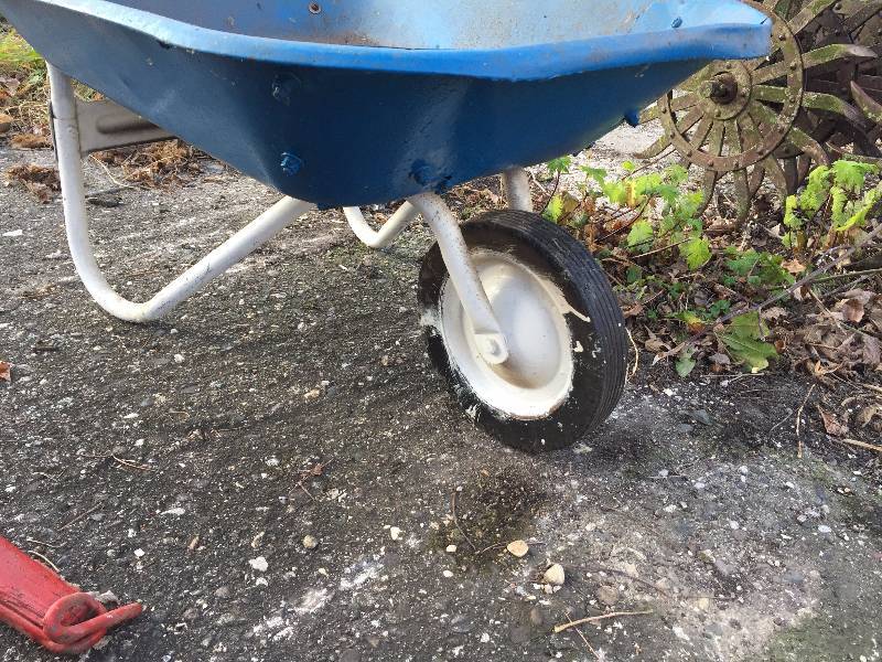 lot 96 image: OLD METAL WHEELBARROW
