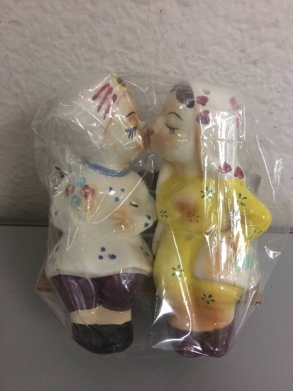 lot 3 image: Kissing Dutch BoyGirl Salt & Pepper Shakers