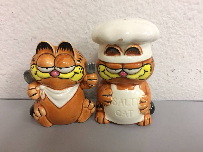 Garfield & Odie Magnetic Salt and Pepper Shakers. Rare, Vintage Collectible  From Westmoreland Giftware 