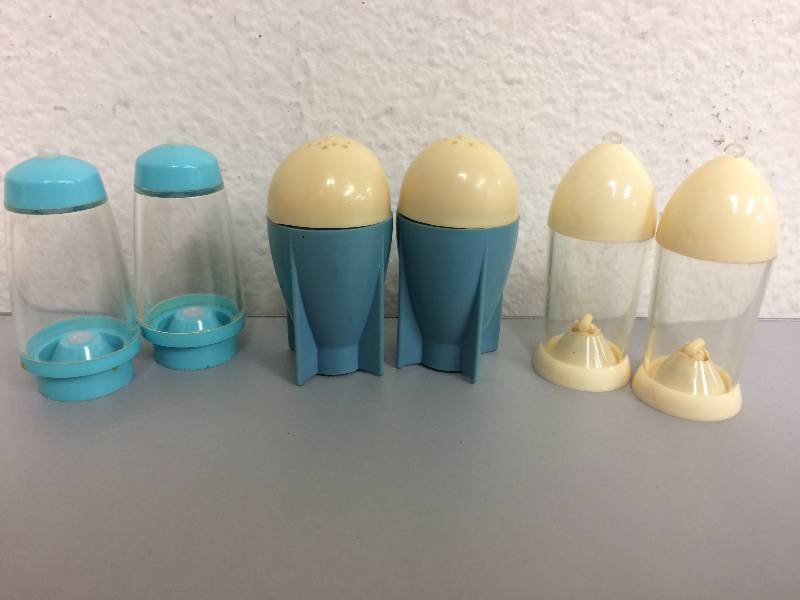 lot 13 image: Atomic Era Salt & Pepper Shakers