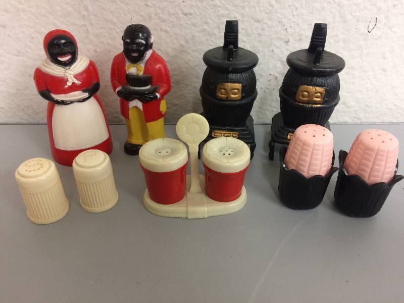 lot 17 image: Aunt Jemima, Stove Salt & Pepper Shakers