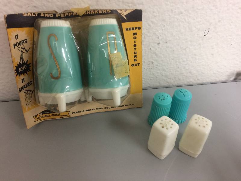 lot 28 image: PlasticMetal Ware Salt & Pepper Shakers