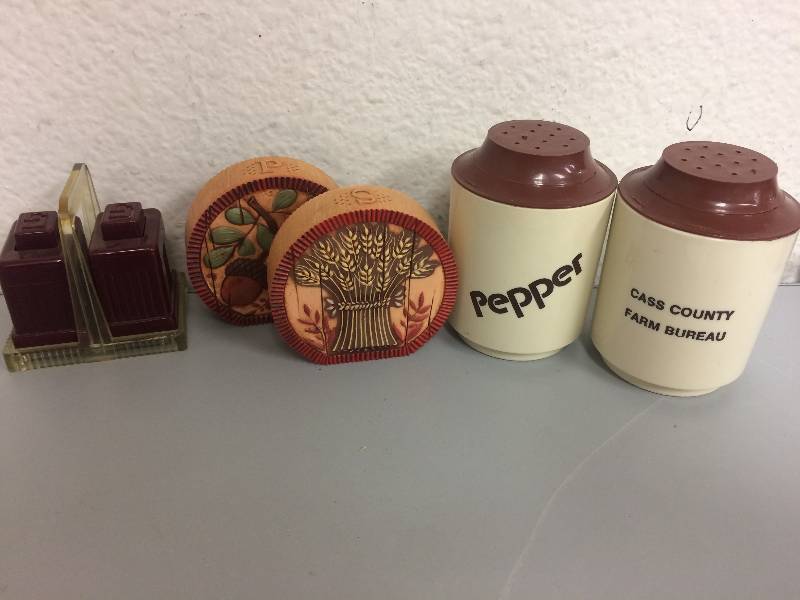 lot 38 image: Assorted Vintage Salt & Pepper Shakers