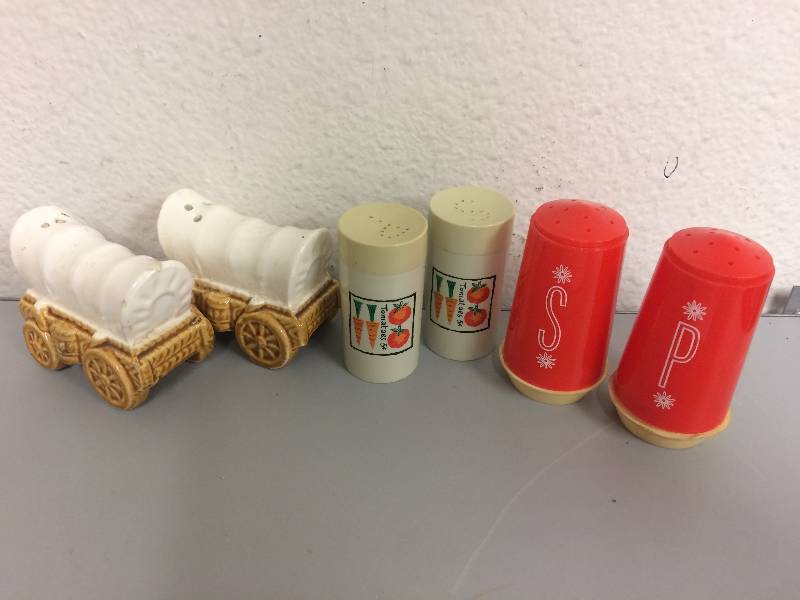 lot 40 image: Wagon and More Salt & Pepper Shakers