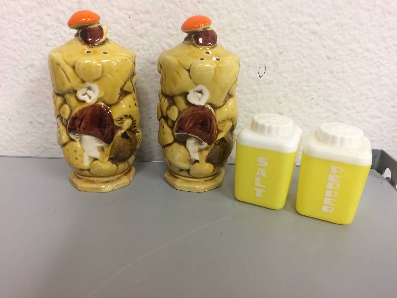 lot 47 image: Mushroom and Lustro Ware Salt & Pepper Shakers