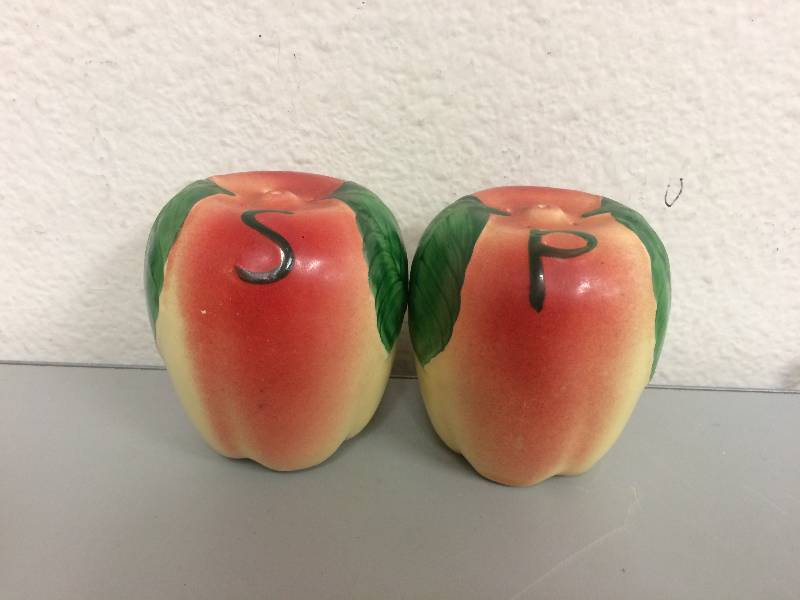 lot 51 image: Apple Salt and Pepper Shakers