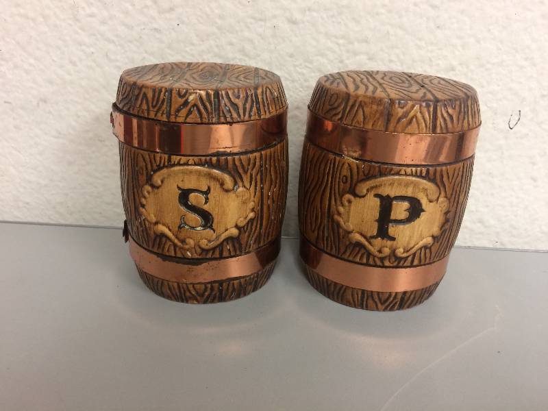 lot 53 image: Barrel Salt and Pepper Shakers
