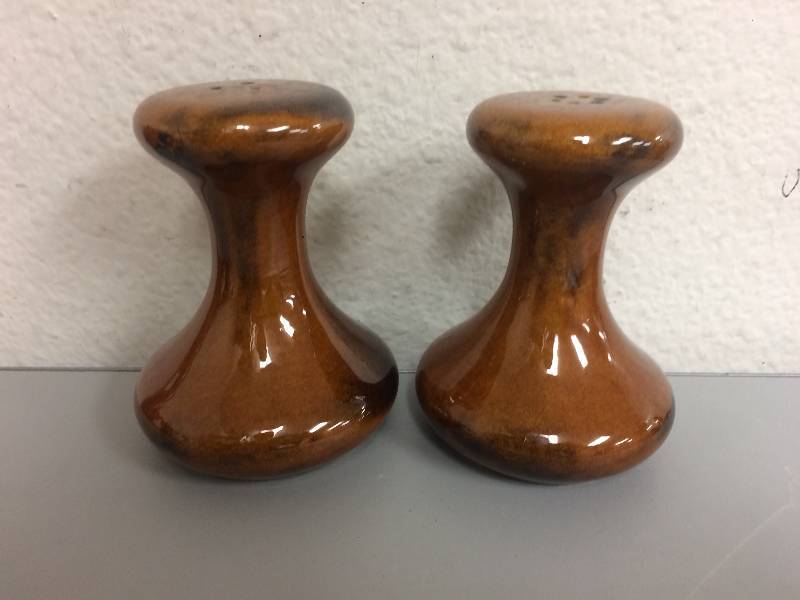 lot 54 image: Mid Century Salt and Pepper Shakers