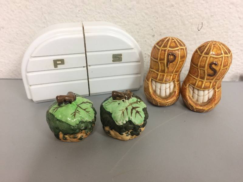 lot 60 image: Happy Peanut and More Salt & Pepper Shakers