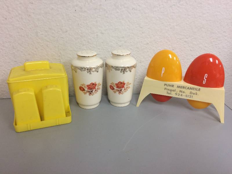 lot 62 image: Porcelain and More Salt and Pepper Shakers