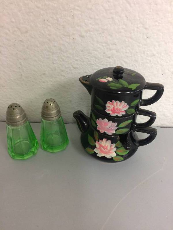 lot 80 image: Depression, Ceramic Salt and Pepper Shakers
