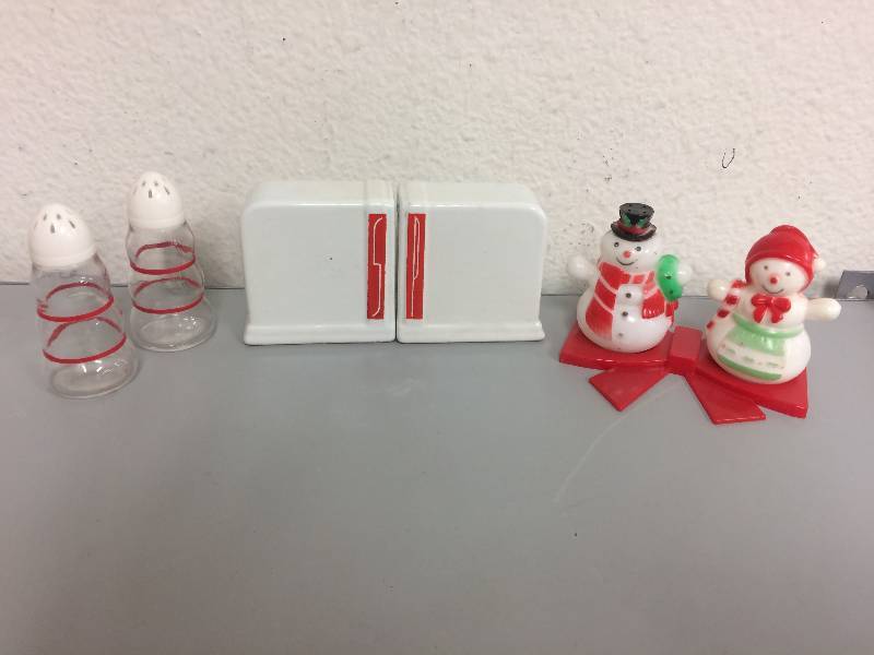 lot 83 image: Range Top and Snowman Salt & Pepper Shakers