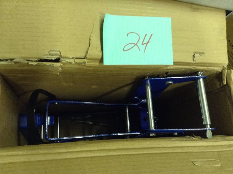 lot 24 image: Werner Stee lPump Jack Never Used Model SPJ-1