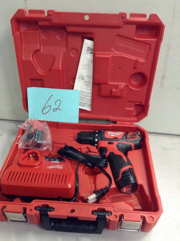 lot 62 image: Milwaukee M12 12-Volt Lithium-Ion 38 in. Cordless DrillDriver Kit in like new condition