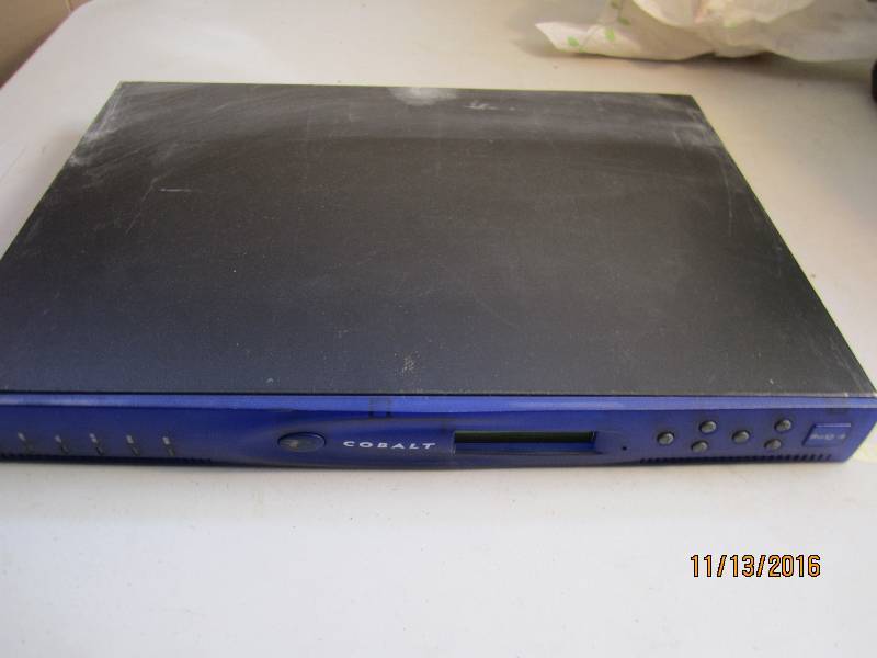 lot 4 image: Cobalt RaQ 4 server...