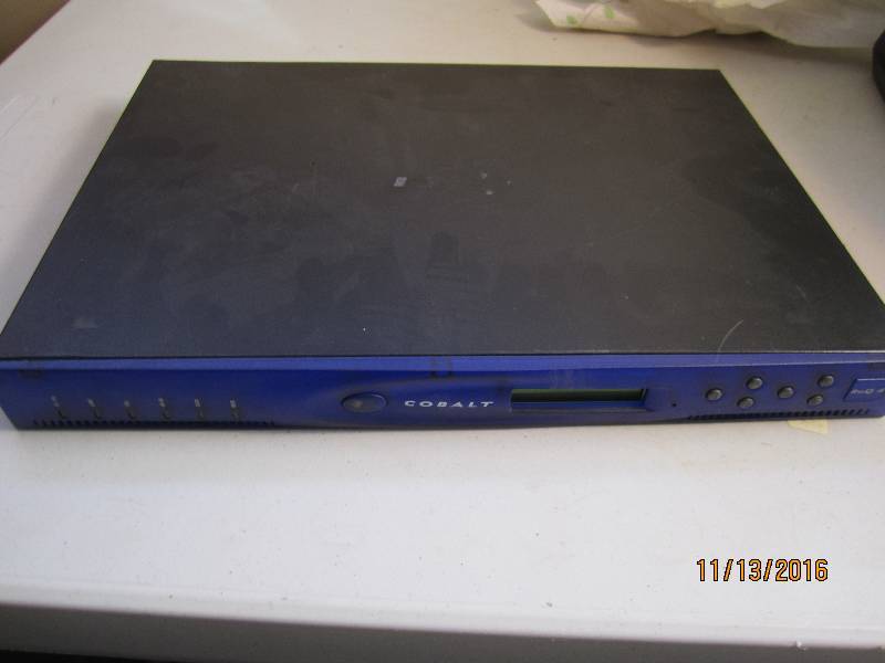 lot 5 image: Cobalt RaQ 4 server...