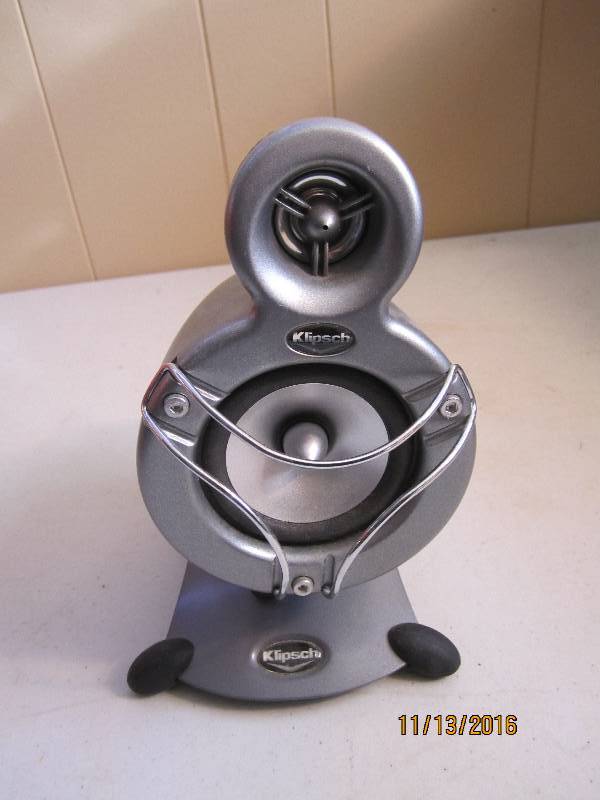 lot 8 image: Klipsch mountable speaker...